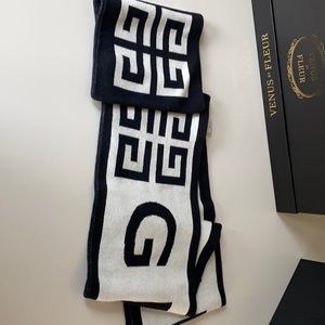 Givenchy 4 Logo football Scarf one size Blk/White